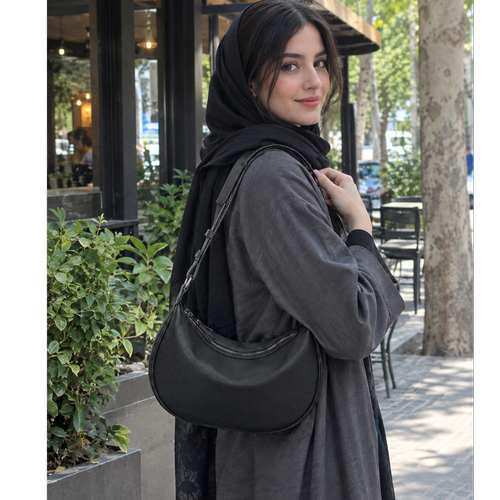 کیف زنانه دوشی مدل هلالی تک زیپ چرم مشکی