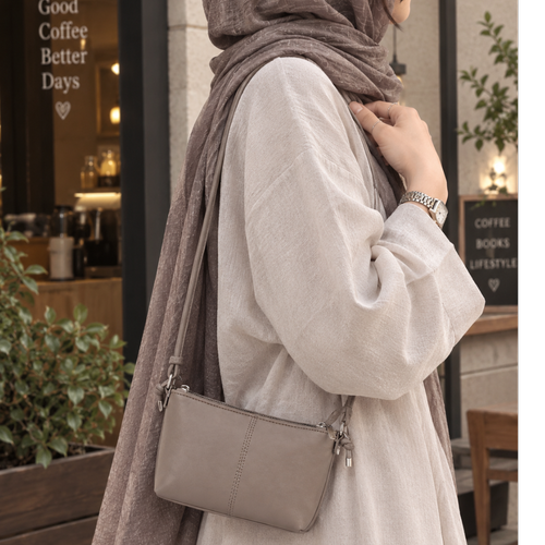 کیف زنانه دوشی کوچک چرم صابونی رنگ نسکافه‌ای مدل تک زیپ با بند پیچی