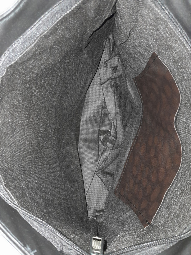 کیف زنانه دوشی مدل تک زیپ برزنتی مشکی با تخفیف ویژه
